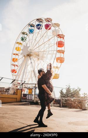 Couple sur une date dans un salon de la funfair à Barcelone, Espagne Banque D'Images