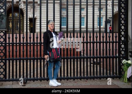 ROYAUME-UNI. 12th septembre 2022. Les amateurs de tournants posent pour des photos devant les portes de Buckingham Palace à Londres, Royaume-Uni sur 12 septembre 2022. La reine Elizabeth II meurt le 8 septembre 2022 au château de Balmoral et est remplacée par son fils aîné, le roi Charles III (Photo de Claire Doherty/Sipa USA) crédit: SIPA USA/Alay Live News Banque D'Images