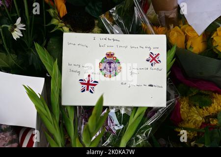 Des bouquets , des hommages écrits, des jouets en peluche, des bougies et des cartes ont été posés en l'honneur de la Reine Elizabeth à Green Park et des milliers de personnes ont continué à affluer à la résidence royale Buckingham Palace dans le centre de Londres. Banque D'Images