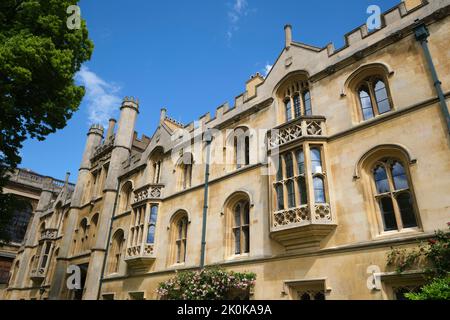 Un exemple de la façade en pierre gothique de l'un des bâtiments. Au Trinity College de Cambridge, Angleterre, Royaume-Uni. Banque D'Images