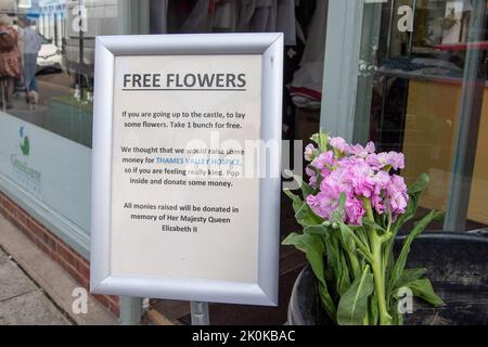 Windsor, Berkshire, Royaume-Uni. 12th septembre 2022. Les nettoyeurs à sec de la boutique de Windsor avaient des fleurs gratuites à l'extérieur de leur boutique aujourd'hui pour que les gens puissent les placer à l'extérieur du château de Windsor après le décès de sa Majesté la Reine. Crédit : Maureen McLean/Alay Live News Banque D'Images