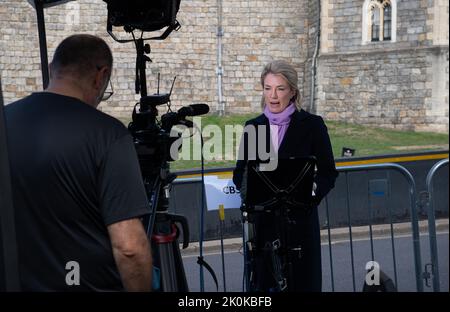 Windsor, Berkshire, Royaume-Uni. 12th septembre 2022. CBS News a diffusé en direct à l'extérieur du château de Windsor cet après-midi. Crédit : Maureen McLean/Alay Live News Banque D'Images