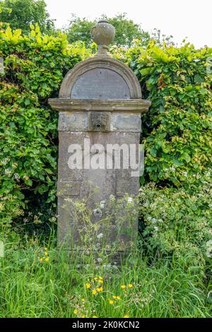 Pompe à eau du vieux village les Cotswolds Gloucestershire Angleterre Banque D'Images