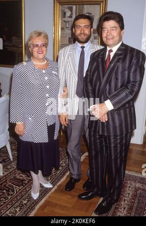 Boris Pankin ambassadeur soviétique en Suède qui après la chute de l'Union soviétique est resté derrière et s'est installé en Suède.ici avec la femme Valentina et un de ses fils Banque D'Images