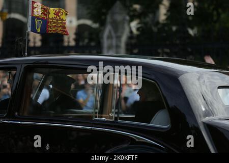 Londres, Royaume-Uni. 12th septembre 2022. La Camilla, la reine Consort et le roi Charles III de Grande-Bretagne (non représenté) sont chassés des chambres du Parlement à Westminster Hall, après avoir assisté à la présentation des adresses, après le décès de la reine Elizabeth II le jeudi 8th. Date de la photo: Lundi 12 septembre 2022, Londres. Crédit : Isabel Infantes/Alay Live News Banque D'Images