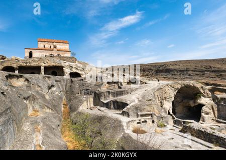 Ville grotte d'Uplistsikhe près de la ville de Gori en Géorgie. Ancienne ville grotte Uplistsikhe au coucher du soleil en Géorgie, site de l'UNESCO. Paysage d'émerveillement naturel en Géorgie Banque D'Images