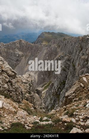 Le magnifique paysage du sommet du Mont Sirente, l'un des plus hauts sommets des Apennines avec ses 2349 mètres Banque D'Images