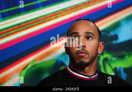 Photo de dossier datée du 08-09-2022 de Lewis Hamilton, qui craint qu'il ne termine la saison sans enregistrer une seule victoire pour la première fois dans sa carrière de Formule 1 après avoir décrit Max Verstappen comme « presque imbattable ». Date de publication : lundi 12 septembre 2022. Banque D'Images