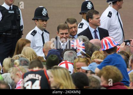 4th juin 2002 - le Prince Andrew rencontre le public au Jubilé d'or de la reine Elizabeth II dans le Mall de Londres Banque D'Images