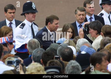 4th juin 2002 - le Prince Andrew et la princesse Eugénie rencontrent le public au Jubilé d'or de la reine Elizabeth II dans le Mall de Londres Banque D'Images