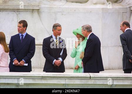 4th juin 2002 - le Prince Charles parle au duc et à la duchesse de Gloucester au Jubilé d'or de la reine Elizabeth II au palais de Buckingham à Londres Banque D'Images