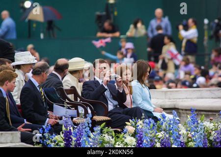 4th juin 2002 - le Prince Andrew prend une photo au Jubilé d'or de la reine Elizabeth II au Palais de Buckingham à Londres Banque D'Images