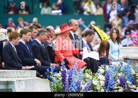 4th juin 2002 - la reine Elizabeth II et des membres de la famille royale britannique à ses célébrations du jubilé d'or dans le Mall de Londres Banque D'Images