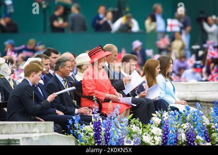 4th juin 2002 - la reine Elizabeth II et des membres de la famille royale britannique à ses célébrations du jubilé d'or dans le Mall de Londres Banque D'Images