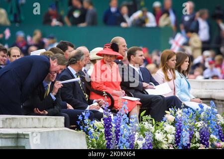 4th juin 2002 - la reine Elizabeth II et des membres de la famille royale britannique à ses célébrations du jubilé d'or dans le Mall de Londres Banque D'Images