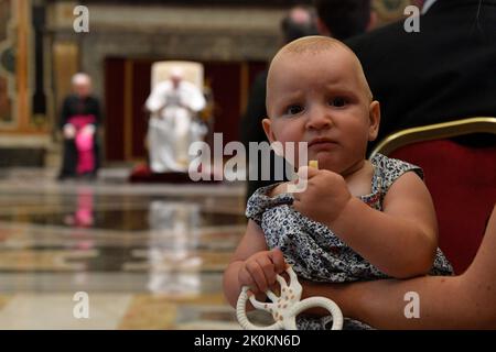 Italie, Rome, Vatican, 22/09/12 le pape François lors d'un auditoire avec des membres de la Société des étudiants suisses au Vatican Photographie par Vatican Media / Catholic Press photo. LIMITÉ À UNE UTILISATION ÉDITORIALE - PAS DE MARKETING - PAS DE CAMPAGNES PUBLICITAIRES Banque D'Images