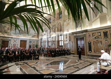 Italie, Rome, Vatican, 22/09/12 le pape François lors d'un auditoire avec des membres de la Société des étudiants suisses au Vatican Photographie par Vatican Media / Catholic Press photo. LIMITÉ À UNE UTILISATION ÉDITORIALE - PAS DE MARKETING - PAS DE CAMPAGNES PUBLICITAIRES Banque D'Images