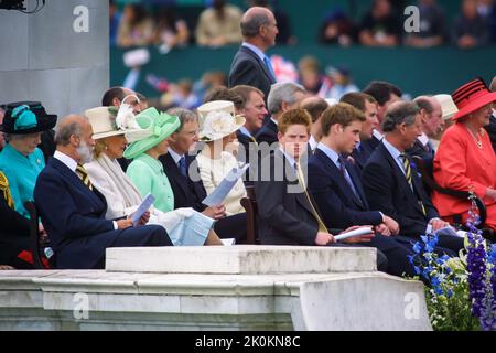 4th juin 2002 - la reine Elizabeth II et des membres de la famille royale britannique à ses célébrations du jubilé d'or dans le Mall de Londres Banque D'Images