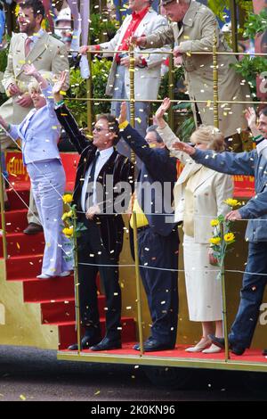 4 juin 2002 - des célébrités britanniques assistent au Jubilé d'or de la reine Elizabeth II au palais de Buckingham à Londres Banque D'Images