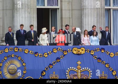 4th juin 2002 - membres de la famille royale sur le balcon de Buckingham Palace à Londres au Jubilé d'or de la reine Elizabeth II Banque D'Images