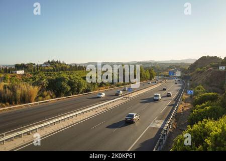 Vue aérienne autoroute côtière 6 voies A7, Costa del sol, N340, à Marbella, Malaga, Espagne. Banque D'Images