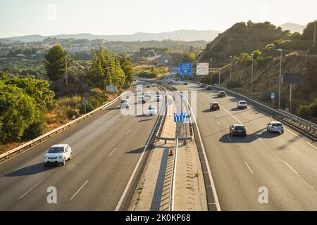 Vue aérienne autoroute côtière 6 voies A7, Costa del sol, N340, à Marbella, Malaga, Espagne. Banque D'Images