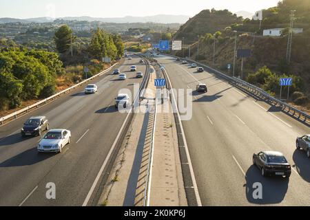 Vue aérienne autoroute côtière 6 voies A7, Costa del sol, N340, à Marbella, Malaga, Espagne. Banque D'Images