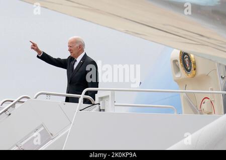 Washington, États-Unis. 12th septembre 2022. LE président AMÉRICAIN Joe Biden est à bord de la Force aérienne One à la base interarmées Andrews, dans le Maryland, alors qu'il quitte Washington en route pour Boston, dans le Massachusetts, sur 12 septembre 2022. Photo par Yuri Gripas/Pool/Sipa USA crédit: SIPA USA/Alay Live News Banque D'Images