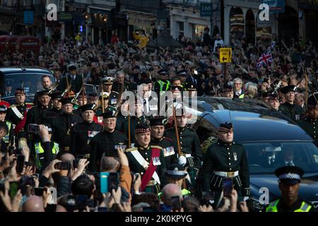 Édimbourg, Écosse, le 12 septembre 2022. La cortège transportant le cercueil de sa Majesté la reine Elizabeth II, avec le roi Charles III et les membres de la famille royale qui marchent derrière, se rend sur la rue Royal Mile High en direction de la cathédrale St Giles, passant la Croix de Mercat, à Édimbourg, en Écosse, le 12 septembre 2022. Crédit photo: Jeremy Sutton-Hibbert/ Alamy Live news. Banque D'Images