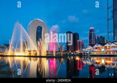 Batumi, Géorgie - 2022 août : vue nocturne de Batumi avec fontaines, gratte-ciel incluant le site historique de l'hôtel Marriott la nuit. Banque D'Images