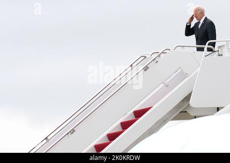 LE président AMÉRICAIN Joe Biden est à bord de la Force aérienne One à la base interarmées Andrews, dans le Maryland, alors qu'il quitte Washington en route pour Boston, dans le Massachusetts, sur 12 septembre 2022. Photo par Yuri Gripas/Pool/Sipa USA Banque D'Images