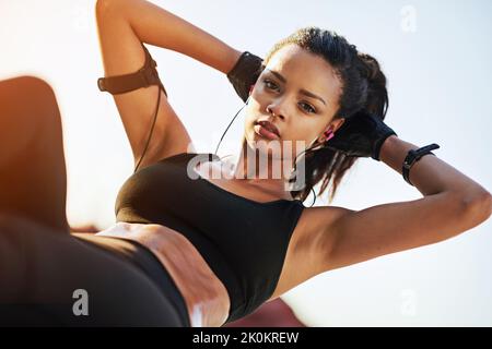 Si ça ne vous défie pas, ça ne vous change pas. Une jeune femme s'assoit. Banque D'Images