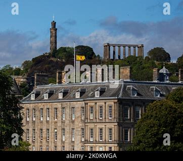 Royal Mile Edinburgh, Écosse, Royaume-Uni. 12th septembre 2022. Drapeau de la Rsmpantalons Lion volant à mi-mât au-dessus du palais Holyrood comme le cercueil funéraire de la reine Elizabeth II, avec le roi Charles 111 et les frères et sœurs suivant à pied à Royal Mile, Édimbourg, Écosse. Crédit : Arch White/alamy Live News Banque D'Images