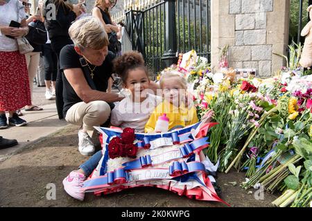 Windsor, Berkshire, Royaume-Uni. 12th septembre 2022. Nan Jane Quincey avec ses petits-enfants Tiger Blue et Monroe Bernard avec leur magnifique hommage à sa Majesté la Reine. Crédit : Maureen McLean/Alay Live News Banque D'Images