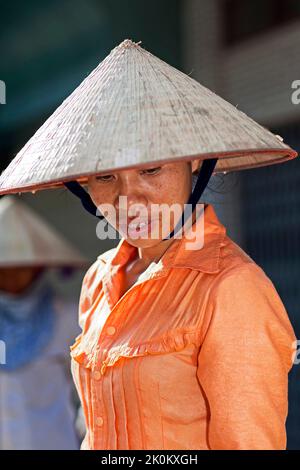 Portrait d'une dame vietnamienne portant un chapeau de bambou, Hai Phong, Vietnam Banque D'Images