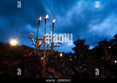 Bhaktapur, Bagmati, Népal. 12th septembre 2022. La communauté Manandhar du local sakolaan tol brûle une paire de yamata (lampes de ciel) devant le temple de Bhimsen à Dattatraya Bhaktapur, Népal lundi.le Mupatra Jatra de Bhaktapur est basé sur divers textes religieux, est célébré à Bhaktapur pendant trois jours de Ashwin II à Krishna IV (Image de crédit : © Amit Machamasi/ZUMA Press Wire) Banque D'Images