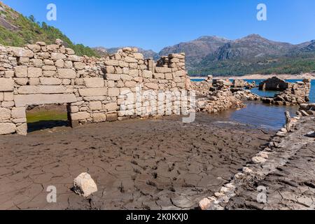 Vieilles ruines de Vilarinho das Furnas, était un village, situé à Campo de Geres, Terras de Bouro, en marge de la rivière Homem, en 1972, il était intentionnellement Banque D'Images