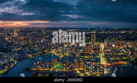 Vue aérienne des bâtiments du centre-ville d'Akashi la nuit Banque D'Images