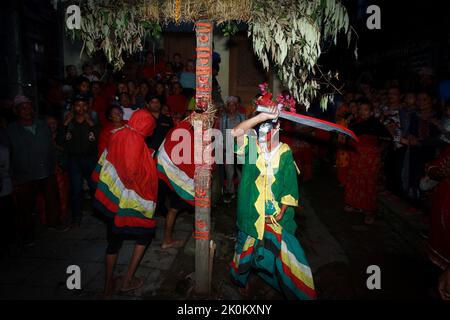 Bhaktapur, Bagmati, Népal. 12th septembre 2022. Des personnes décorées de couleurs différentes dans leurs visages font le tour de la ville de Baktapur pour marquer le festival de Mupatra à Bhaktapur. Au cours de la procession, il est d'usage pour trois personnes, dont le chef Mupatra et deux autres assistants nommés Dhischa, de s'habiller comme des monstres, de tenir des épées dans des couleurs différentes sur leurs visages et des faire marcher dans la ville. Tout en encerclant la ville, le démon Mupatra tourne trois fois et frappe Yamadyo, qui se trouve sur la place de péage des dévotés, avec une épée. (Image de crédit : © Amit Machamasi/ZUMA Press Wire) Banque D'Images