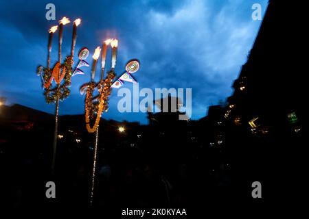 Bhaktapur, Bagmati, Népal. 12th septembre 2022. La communauté Manandhar du local sakolaan tol brûle une paire de yamata (lampes de ciel) devant le temple de Bhimsen à Dattatraya Bhaktapur, Népal lundi.le Mupatra Jatra de Bhaktapur est basé sur divers textes religieux, est célébré à Bhaktapur pendant trois jours de Ashwin II à Krishna IV (Image de crédit : © Amit Machamasi/ZUMA Press Wire) Banque D'Images