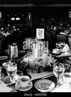 Une belle photo verticale en niveaux de gris d'une table de banquet de mariage avec décoration sur le thème d'Halloween Banque D'Images