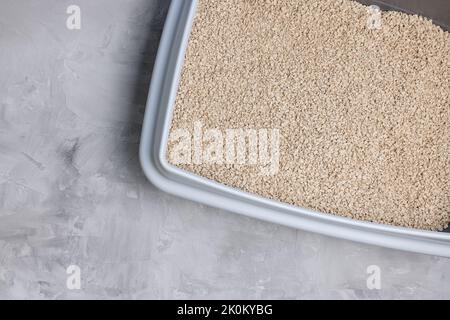Boîte à litière pour chats avec pastille de bois active raffinée, biodégradable et naturelle, lavable en machine, en tant que litière pour litière. Produit écologique pour animaux domestiques. Vue de dessus, espace de copie Banque D'Images