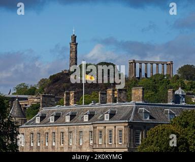 Royal Mile Edinburgh, Écosse, Royaume-Uni. 12th septembre 2022. Drapeau de la Rsmpantalons Lion volant à mi-mât au-dessus du palais Holyrood comme le cercueil funéraire de la reine Elizabeth II, avec le roi Charles 111 et les frères et sœurs suivant à pied à Royal Mile, Édimbourg, Écosse. Crédit : Arch White/alamy Live News Banque D'Images