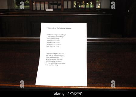 Papier avec 1st deux versets de l'hymne national britannique, dans une chorale-stalle d'église, en préparation à l'accession du roi Charles III Dieu sauver le Roi Banque D'Images