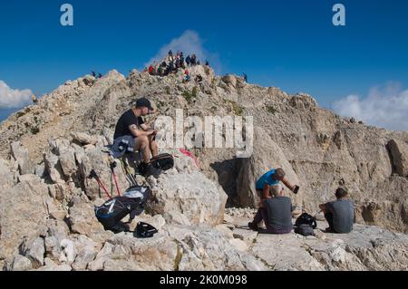 GRAN SASSO, ITALIE - 6 AOÛT 2022 : vue sur le Corno Grande dans le massif du Gran Sasso. Le sommet de montagne du centre de l'Italie, région des Abruzzes, avec des randonneurs W Banque D'Images