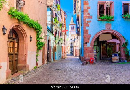 Riquewihr, France. Rue pittoresque avec maisons traditionnelles à colombages sur la route des vins d'Alsace. Banque D'Images