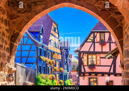 Riquewihr, France. Détail des maisons traditionnelles à colombages sur la route des vins d'Alsace. Banque D'Images