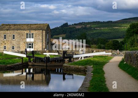 Eshton Road Lock No.31, Low Warehouse Bridge No.171 et pittoresque Sharp Haw Hill Beyond - Leeds Liverpool Canal, Gargrave, North Yorkshire, Angleterre, Royaume-Uni. Banque D'Images