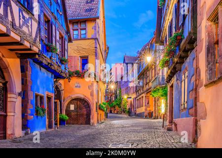 Riquewihr, France. Rue pittoresque avec maisons traditionnelles à colombages sur la route des vins d'Alsace. Banque D'Images