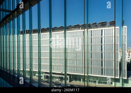 Fenêtre intérieure de la salle de concert Casa da Musica à Boavista Porto Portugal conçue par l'architecte néerlandais Rem Koolhaas et ouverte en 2005. Banque D'Images